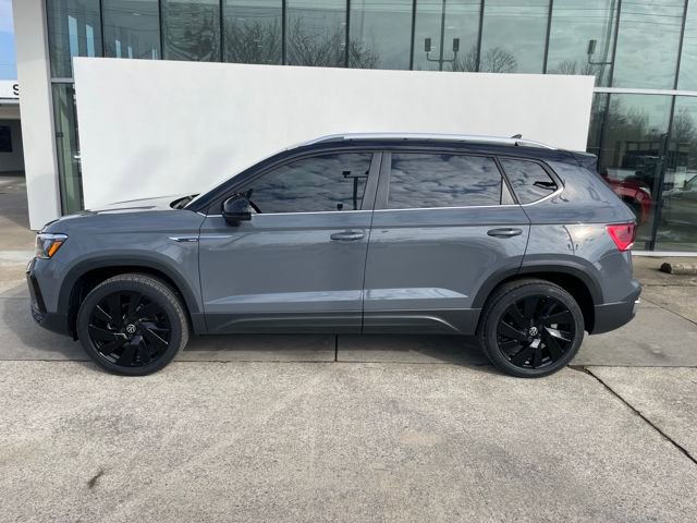 Used 2024 Volkswagen Taos SE image 2