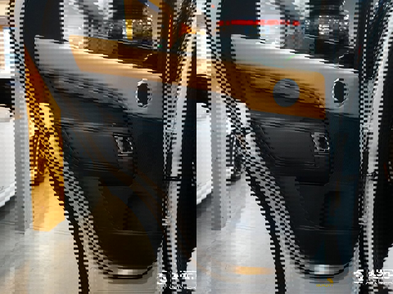 Used 2020 Land Rover Discovery HSE Luxury image 25