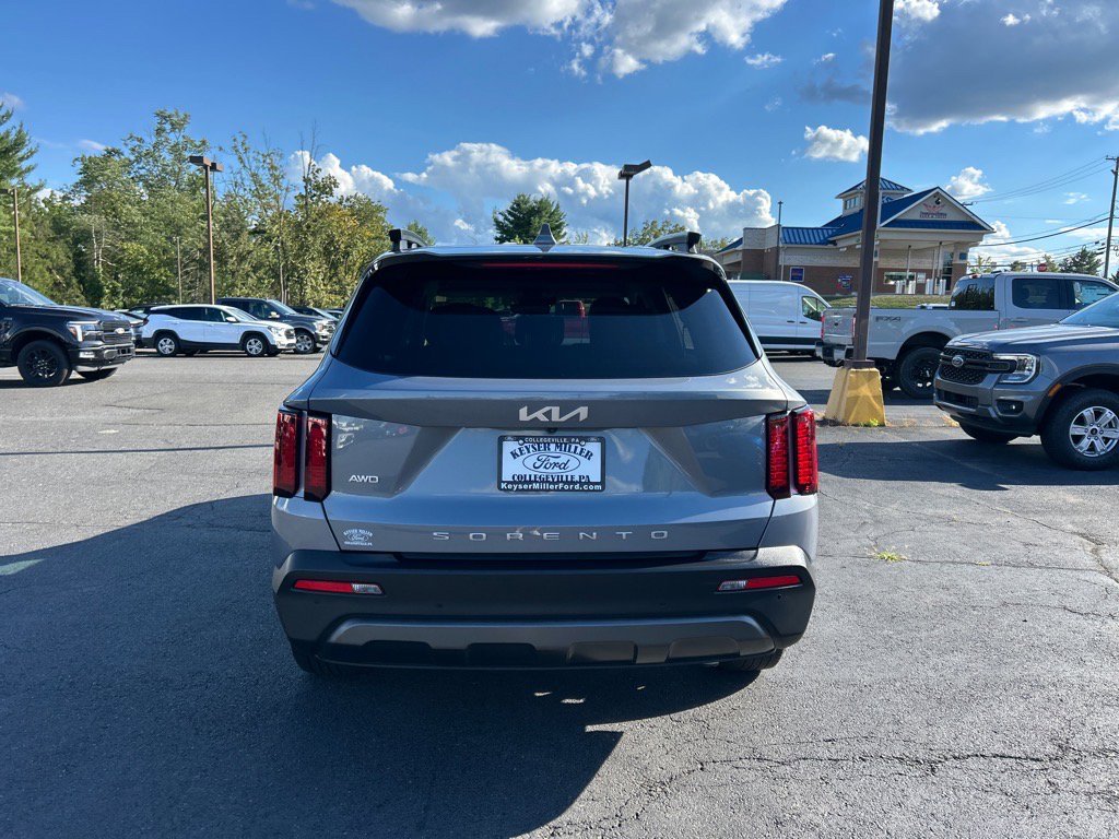 Used 2022 Kia Sorento S image 12