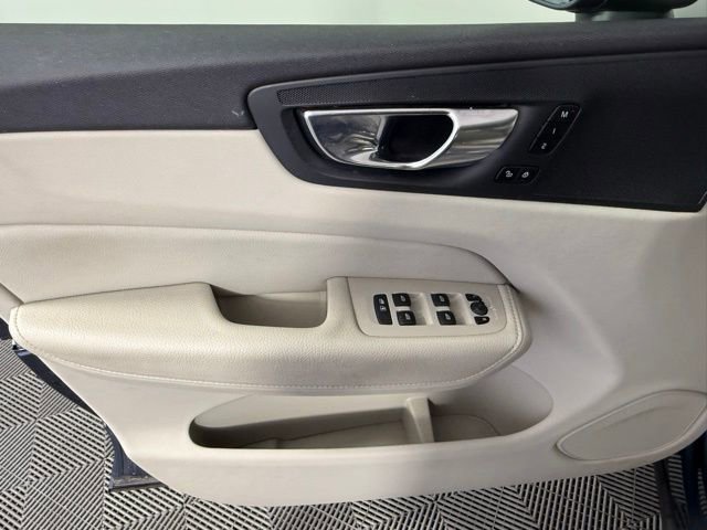 Used 2021 Volvo XC60 T5 Momentum w/ Climate Package image 12