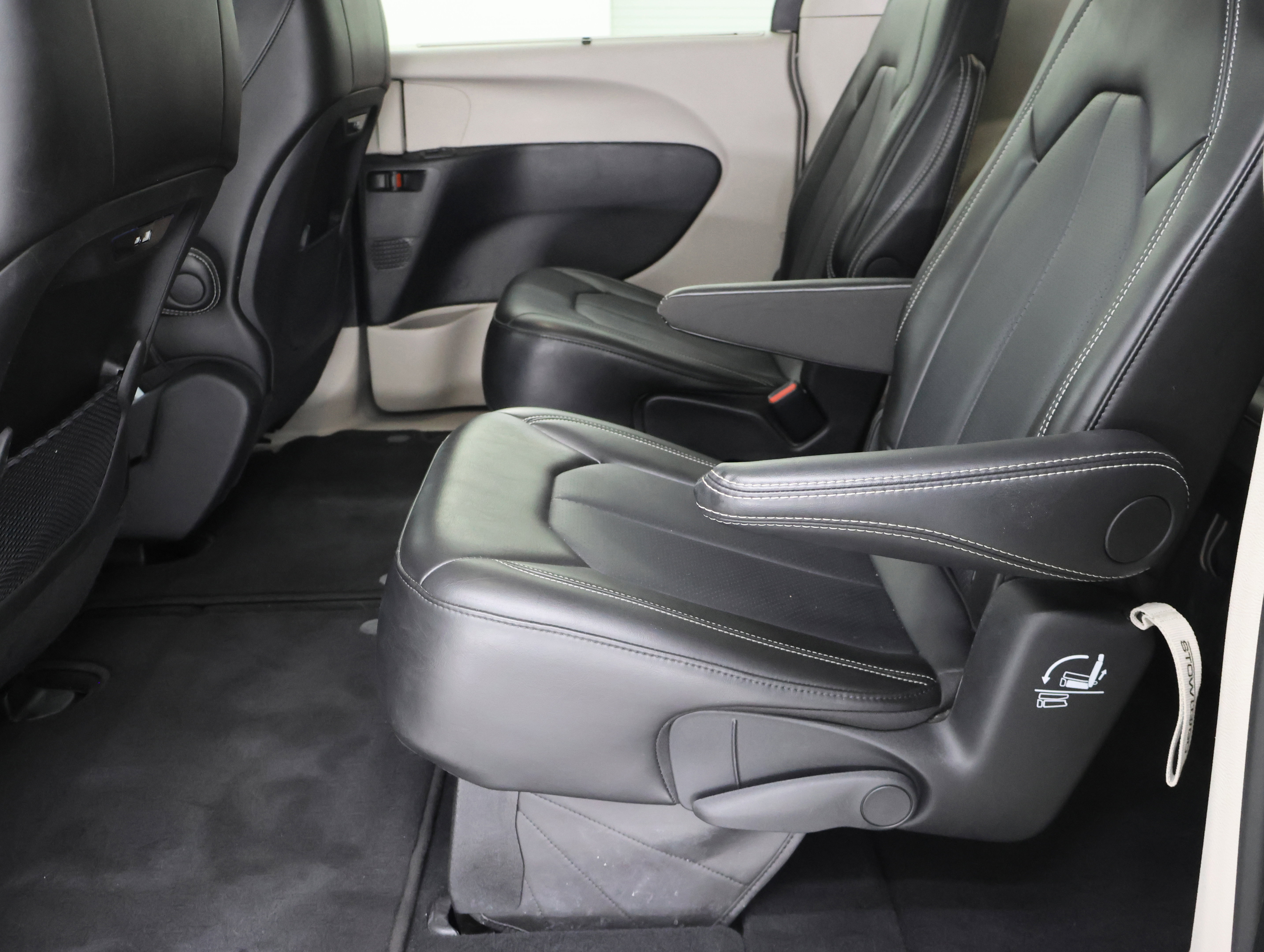 Used 2024 Chrysler Pacifica Touring-L FWD image 9