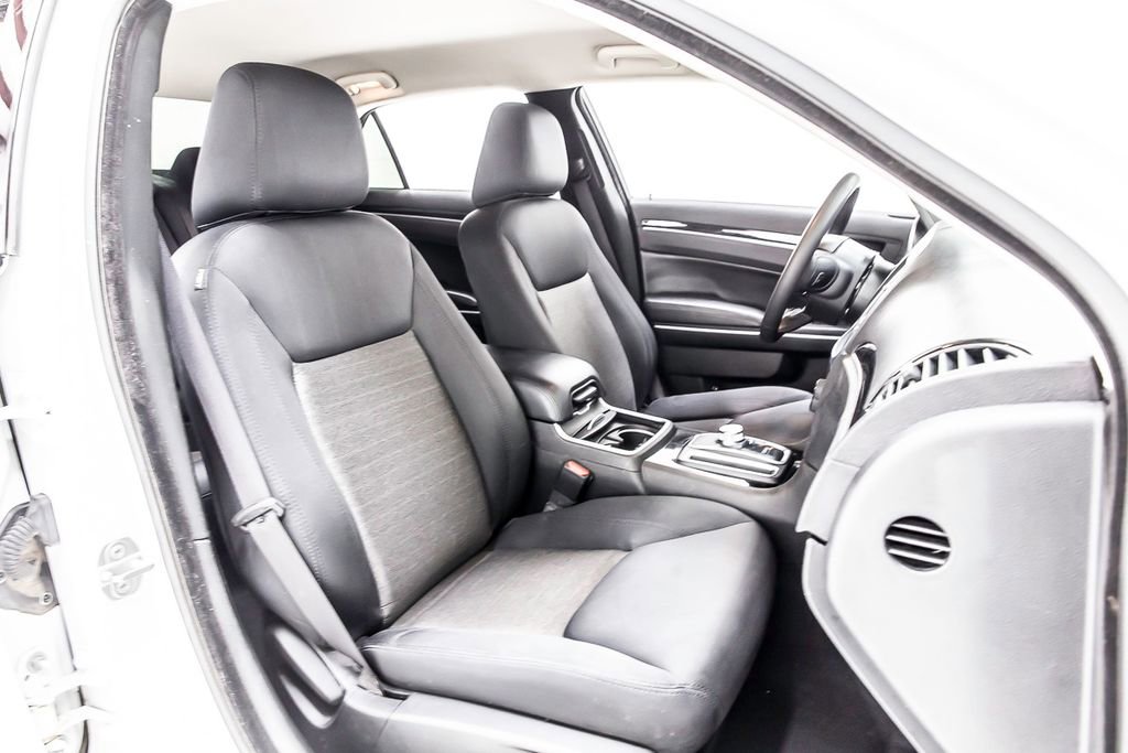 Used 2023 Chrysler 300 Touring w/ Sport Appearance Package image 26