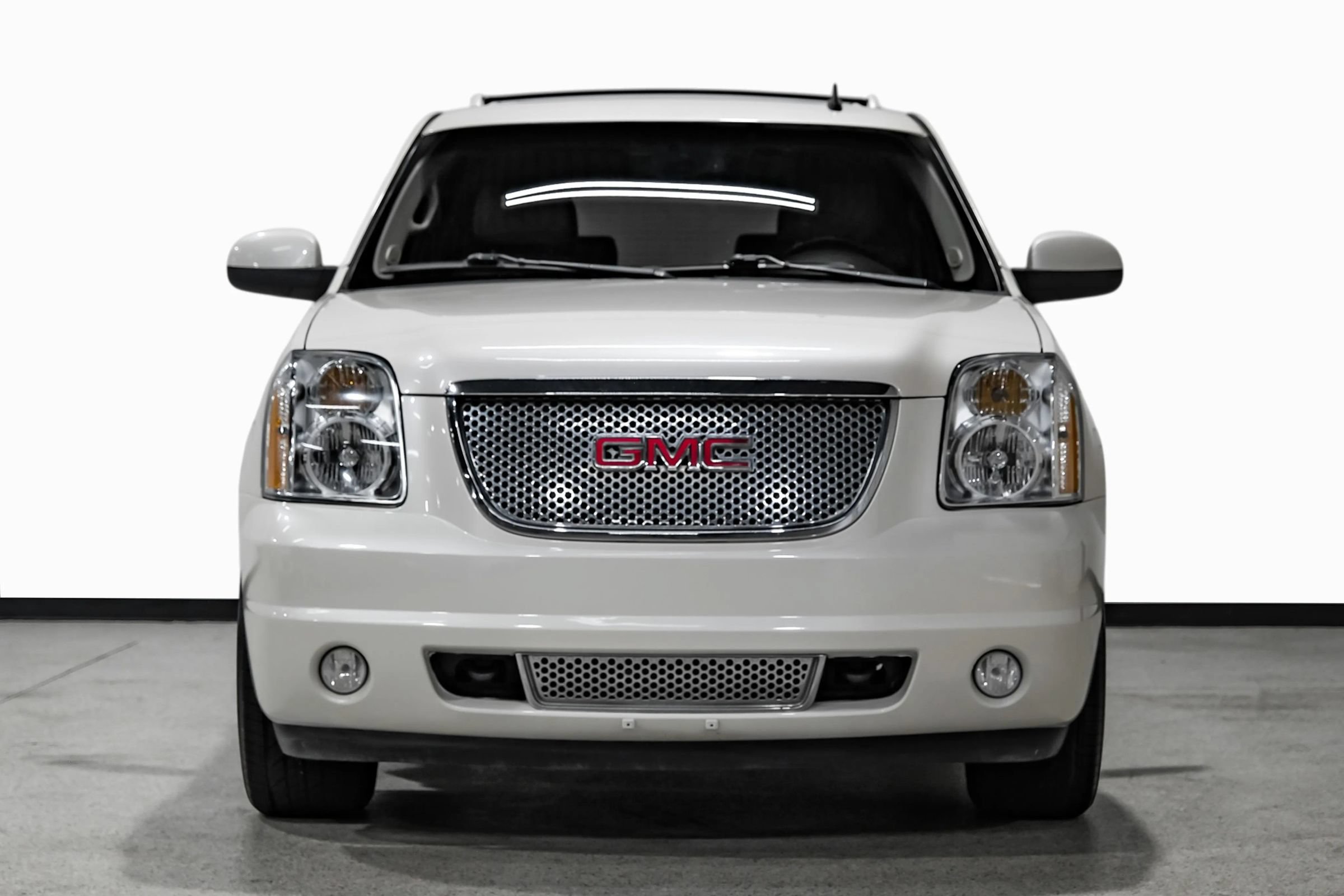 Used 2014 GMC Yukon Denali RWD image 3