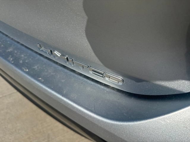 Used 2023 Toyota Highlander Limited FWD image 4