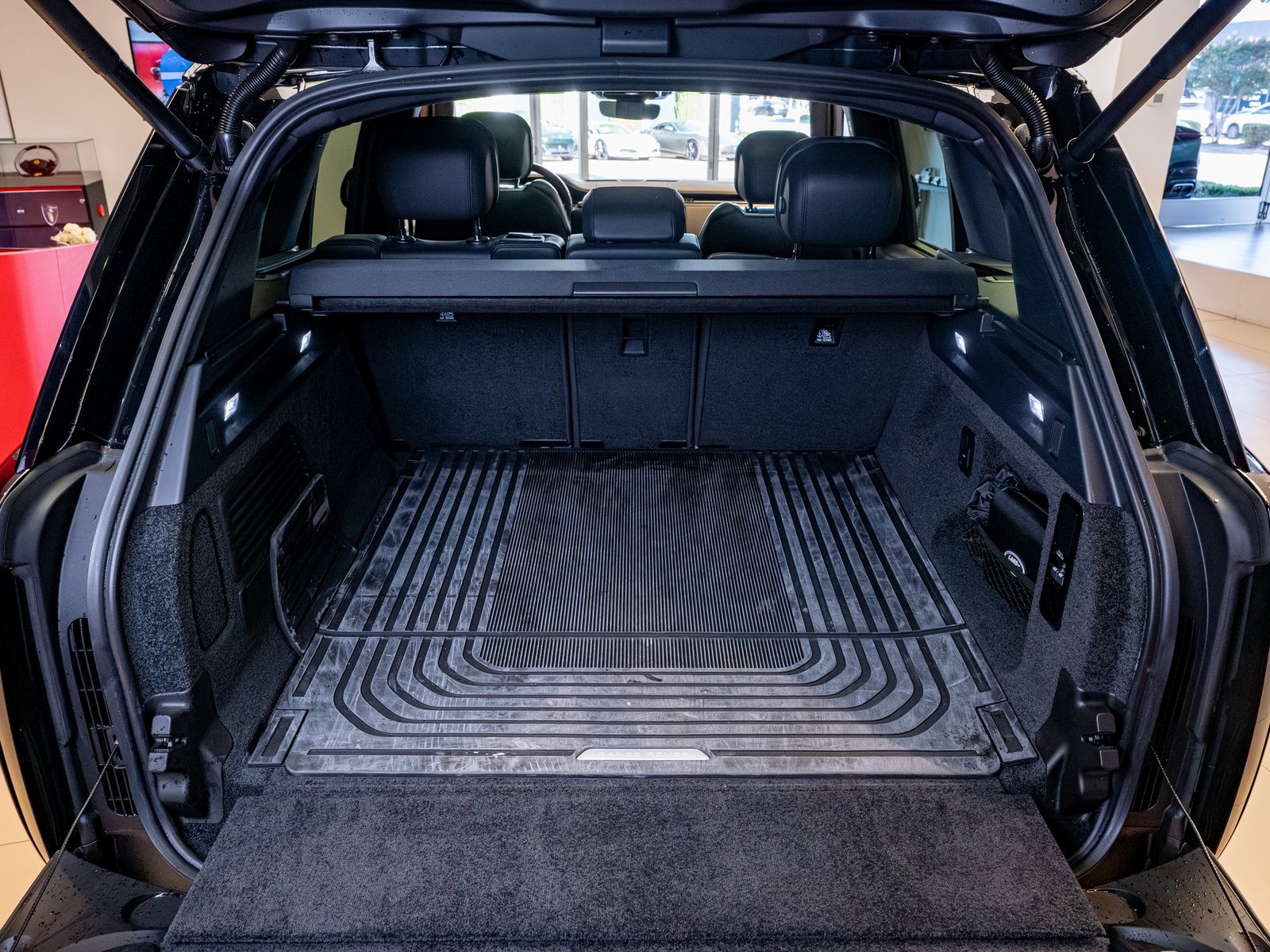 Used 2023 Land Rover Range Rover SE image 31