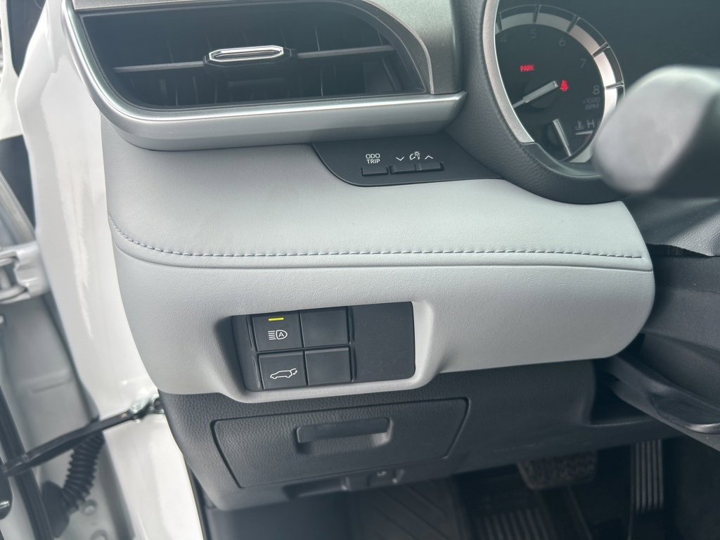 Used 2022 Toyota Highlander XLE image 12