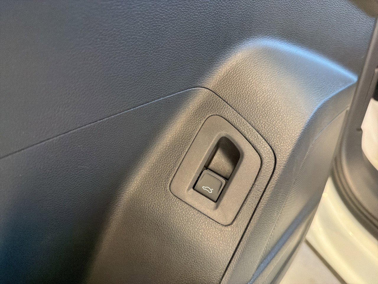 Used 2023 Volkswagen Atlas Cross Sport SE image 39