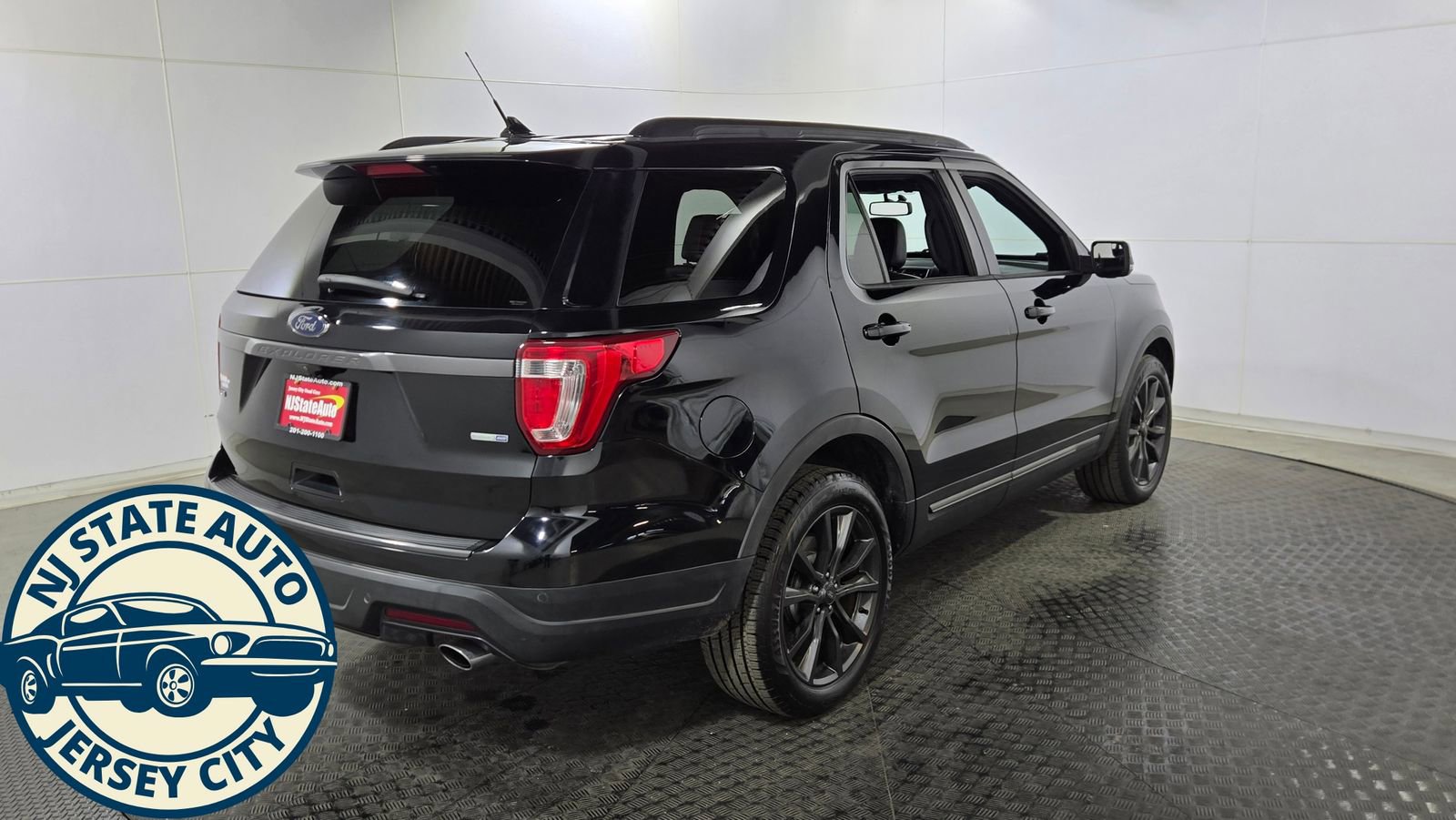 Used 2018 Ford Explorer XLT w/ Equipment Group 202A AWD/4WD image 7