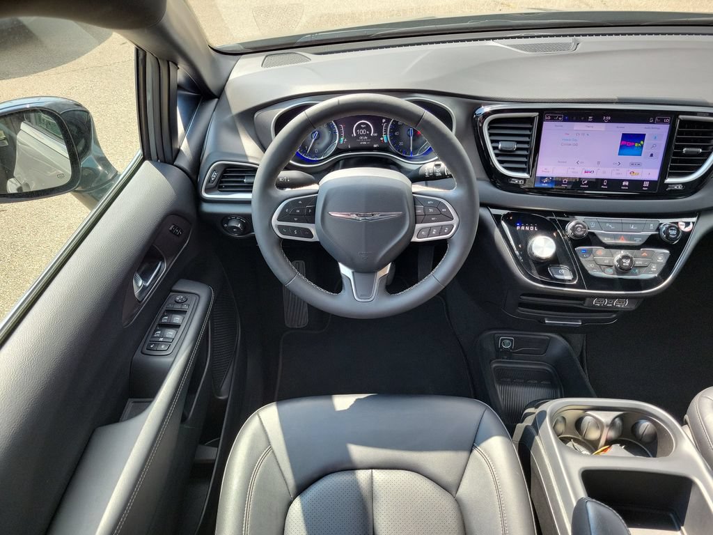 Used 2025 Chrysler Pacifica Select FWD image 10