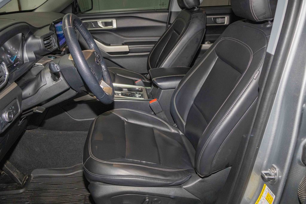 Used 2021 Ford Explorer XLT w/ Equipment Group 202A image 11
