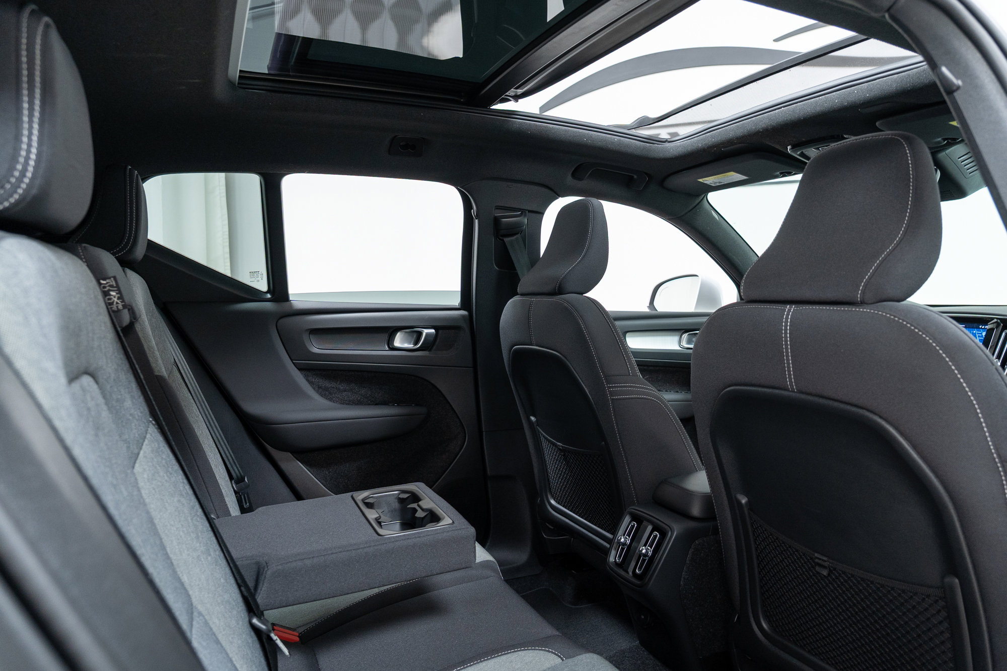 Certified 2025 Volvo XC40 B5 Core image 23