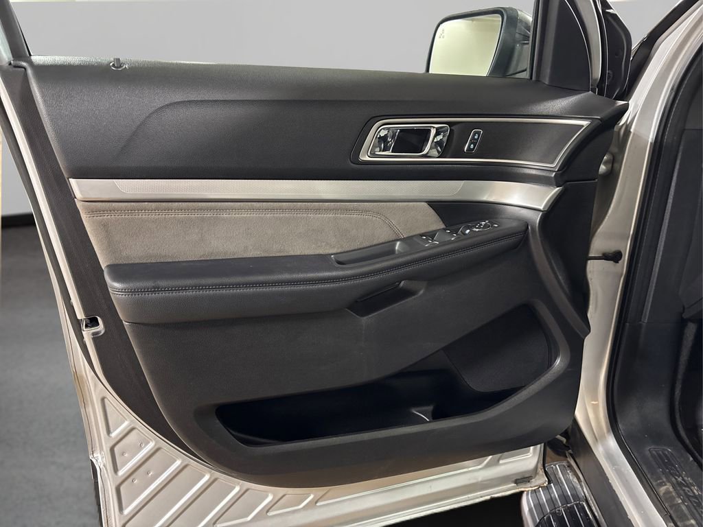 Used 2017 Ford Explorer XLT w/ Equipment Group 202A image 24
