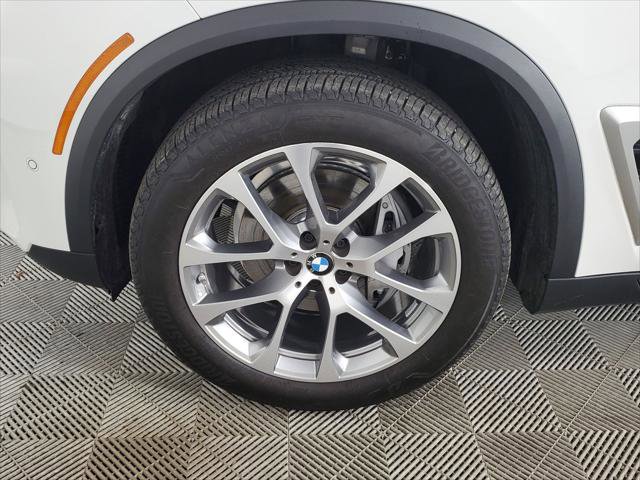 Used 2025 BMW X5 xDrive40i w/ Parking Assistance Package AWD/4WD image 17