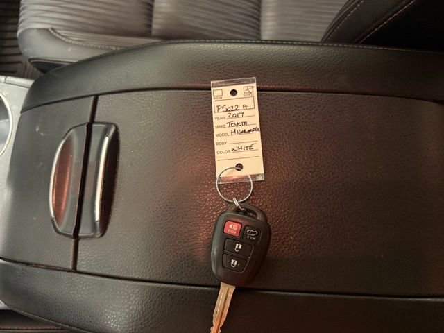 Used 2017 Toyota Highlander Plus FWD image 21