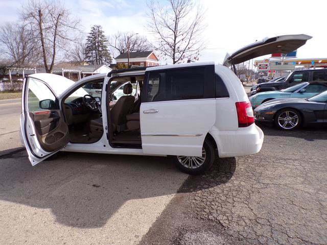Used 2015 Chrysler Town & Country Touring-L w/ Driver Convenience Group image 19