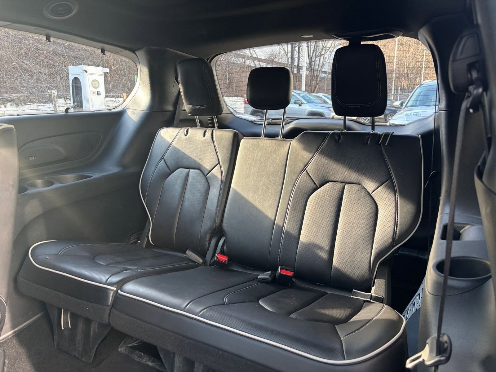 Used 2025 Chrysler Pacifica Limited image 31