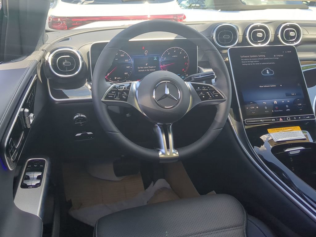 Used 2025 Mercedes-Benz GLC 300 image 3