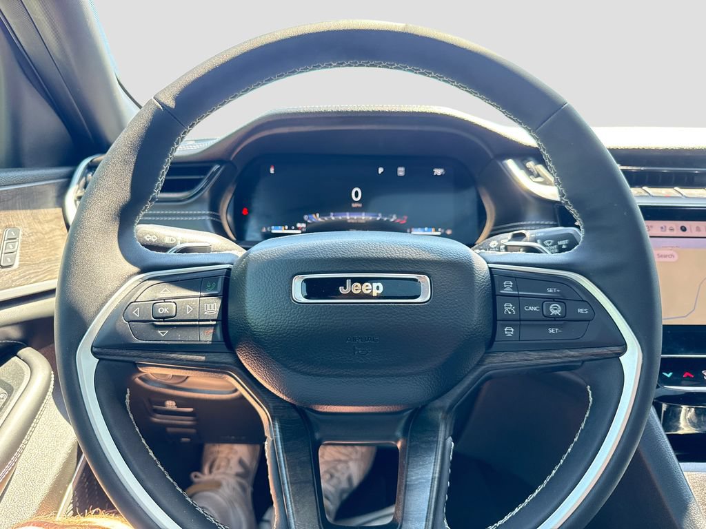 Used 2026 Jeep Grand Cherokee Limited AWD/4WD image 16