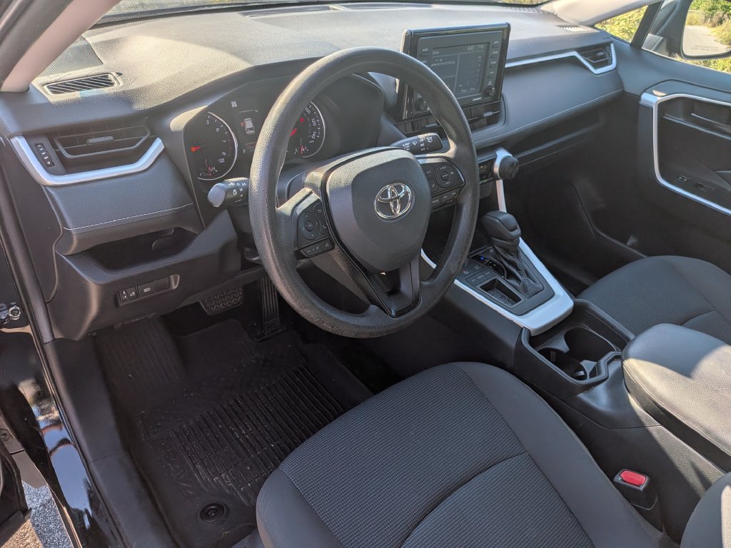 Used 2021 Toyota RAV4 LE FWD image 11