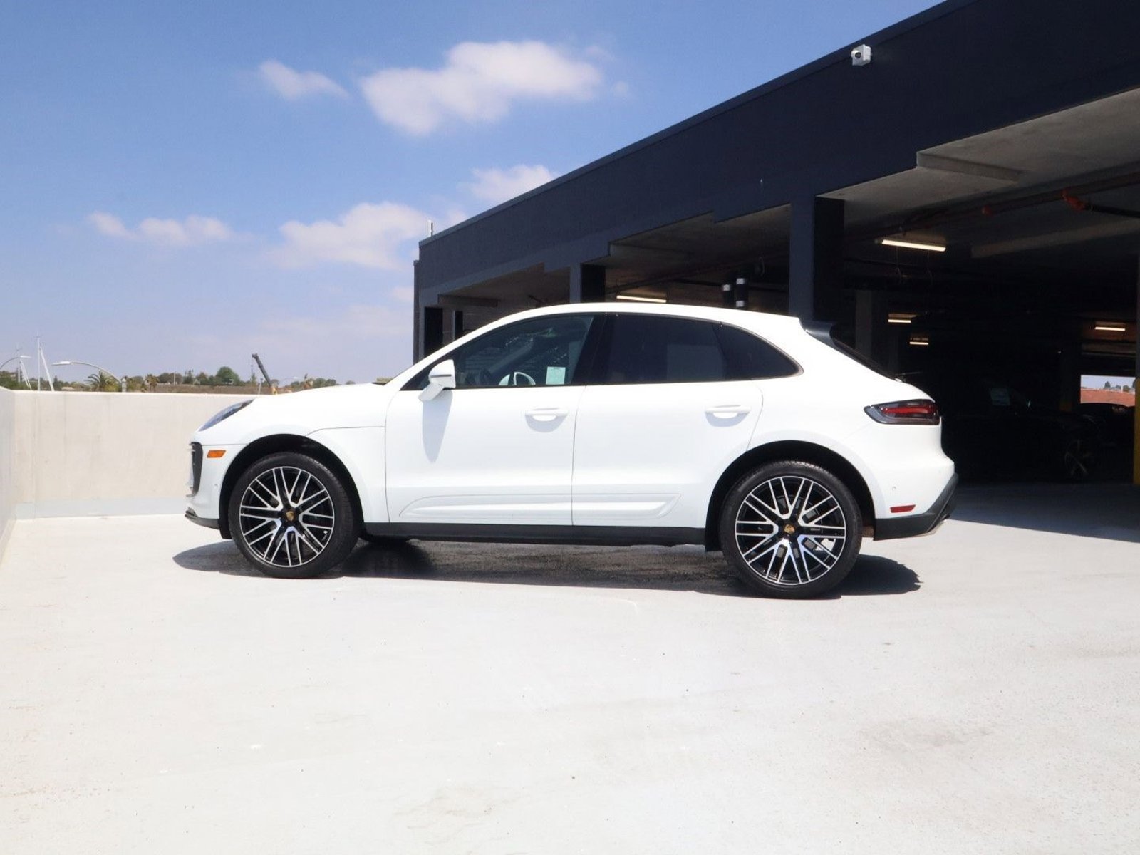 Certified 2022 Porsche Macan AWD/4WD image 2