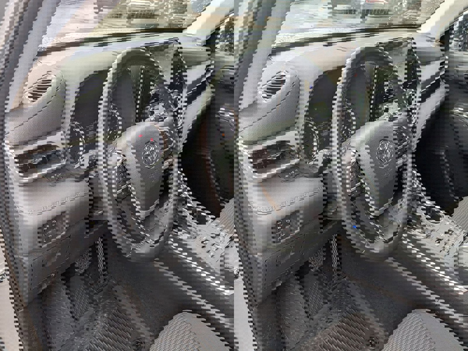 Used 2024 Toyota Highlander LE image 9