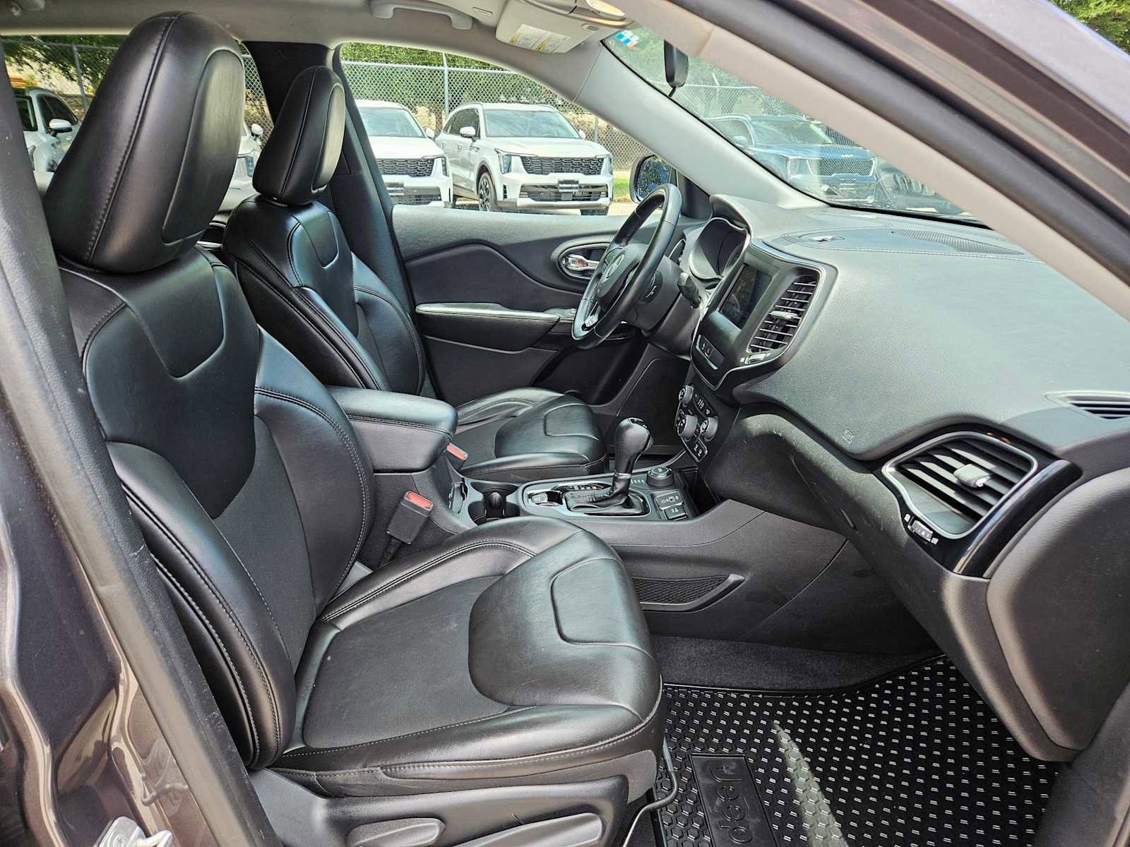 Used 2019 Jeep Cherokee Latitude Plus AWD/4WD image 19