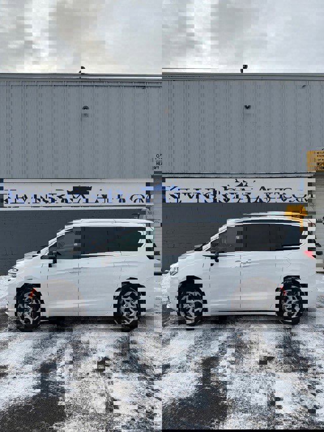 Used 2024 Chrysler Pacifica Limited w/ Uconnect Theater Family Group