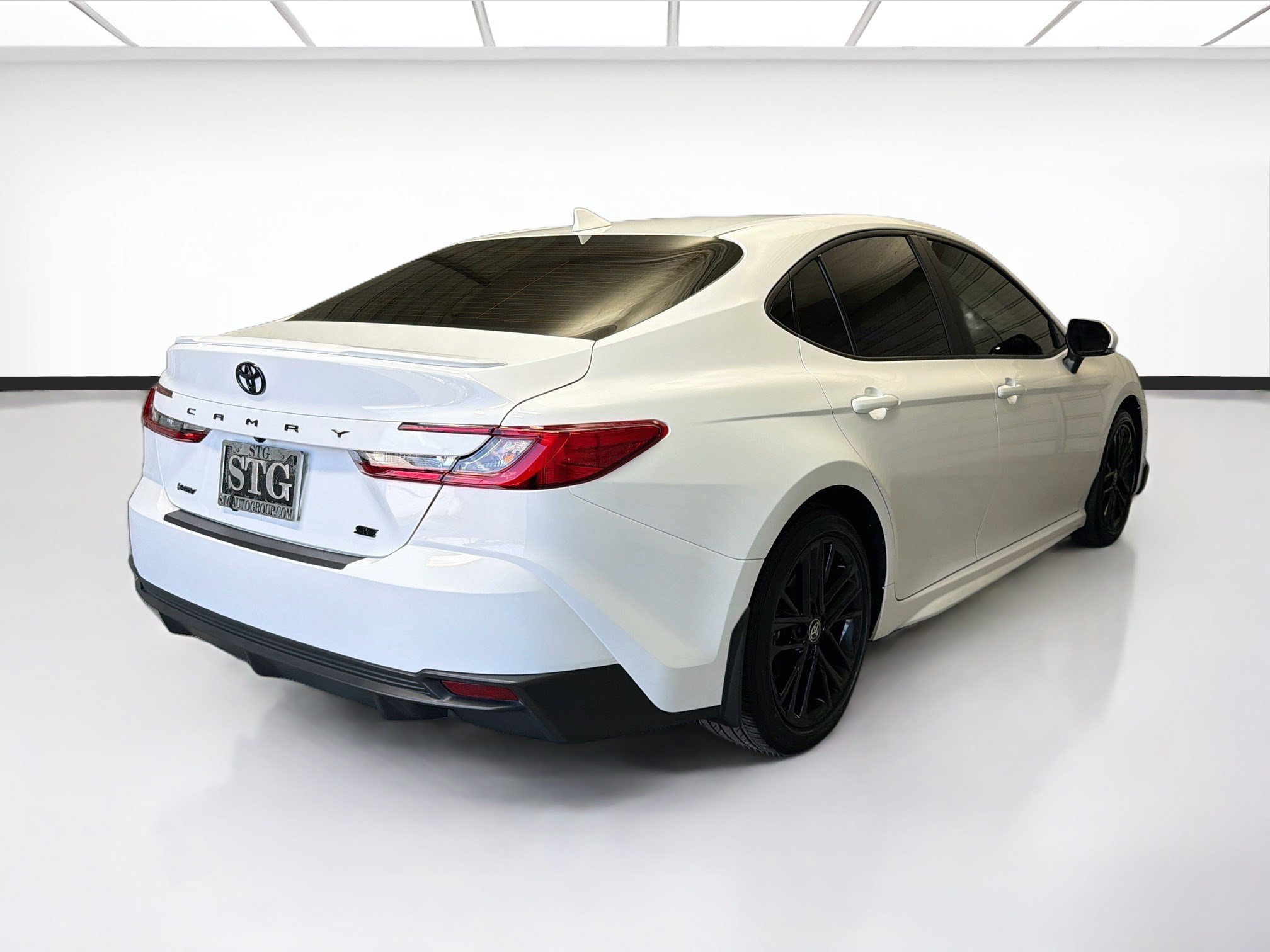 Used 2025 Toyota Camry SE w/ Multimedia Upgrade Package FWD image 4