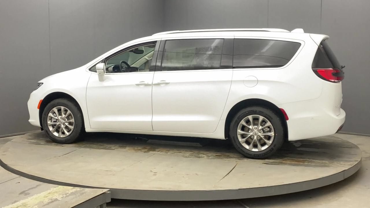 Used 2021 Chrysler Pacifica Touring-L w/ Premium & Safety Sphere Group AWD/4WD image 9