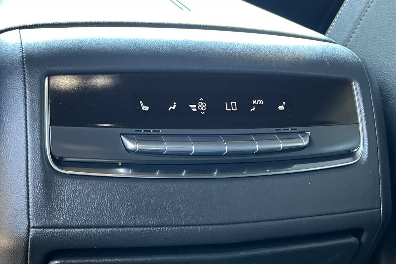Used 2022 Cadillac Escalade ESV Luxury AWD/4WD image 15