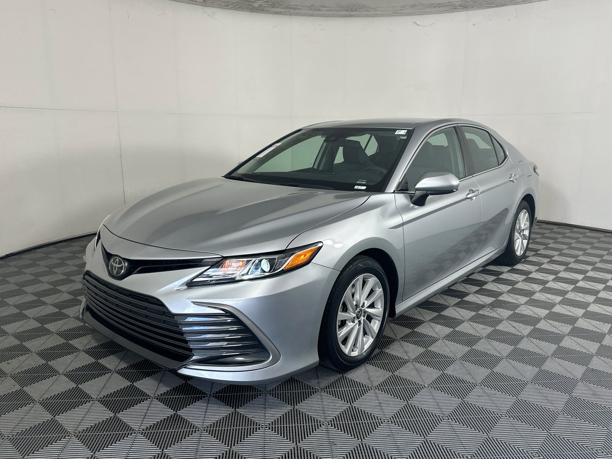 Used 2023 Toyota Camry LE FWD image 7