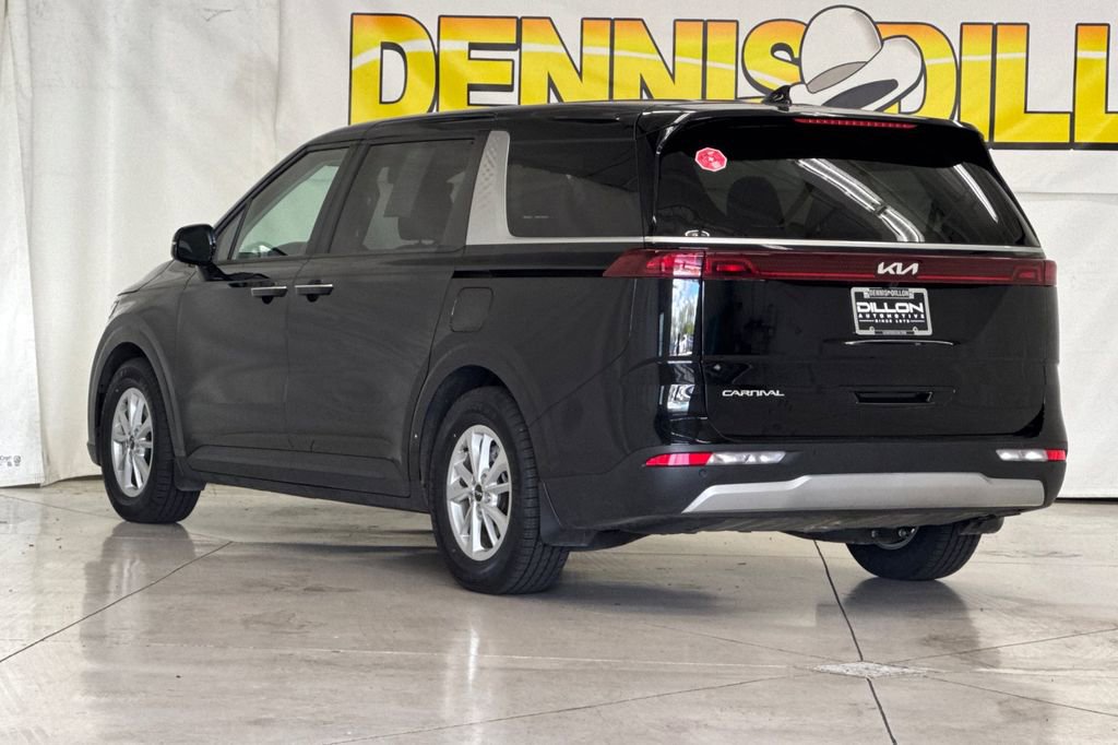 Used 2024 Kia Carnival LX FWD image 6