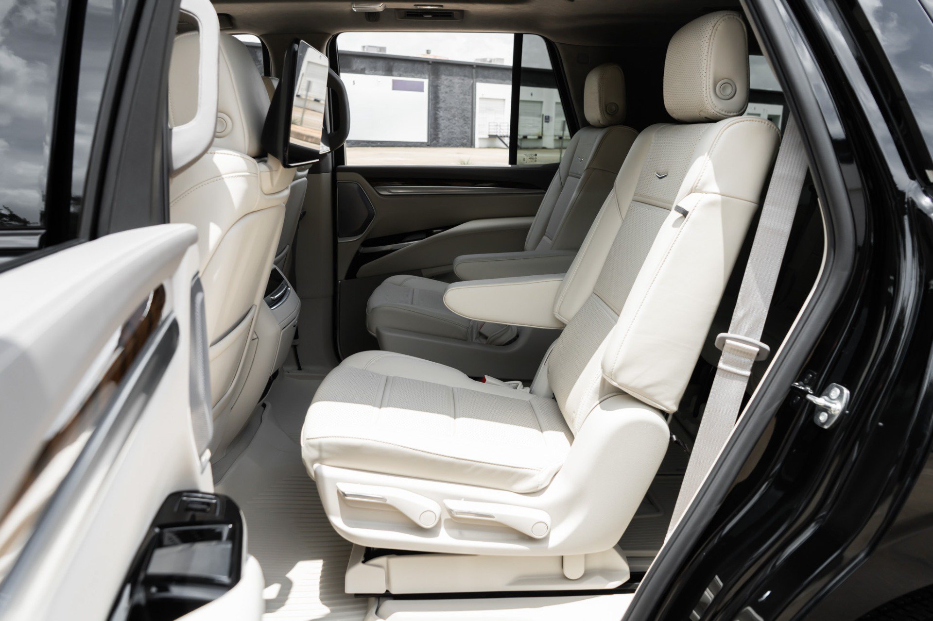 Used 2026 Cadillac Escalade Platinum Sport w/ LPO, Floor Liner Package AWD/4WD image 36