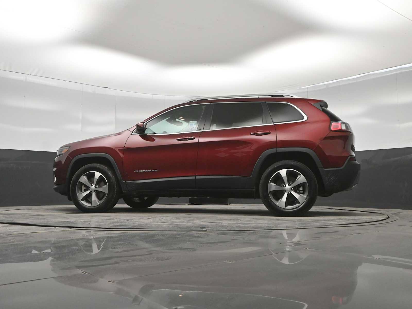 Used 2021 Jeep Cherokee Limited w/ Elite Package AWD/4WD image 36