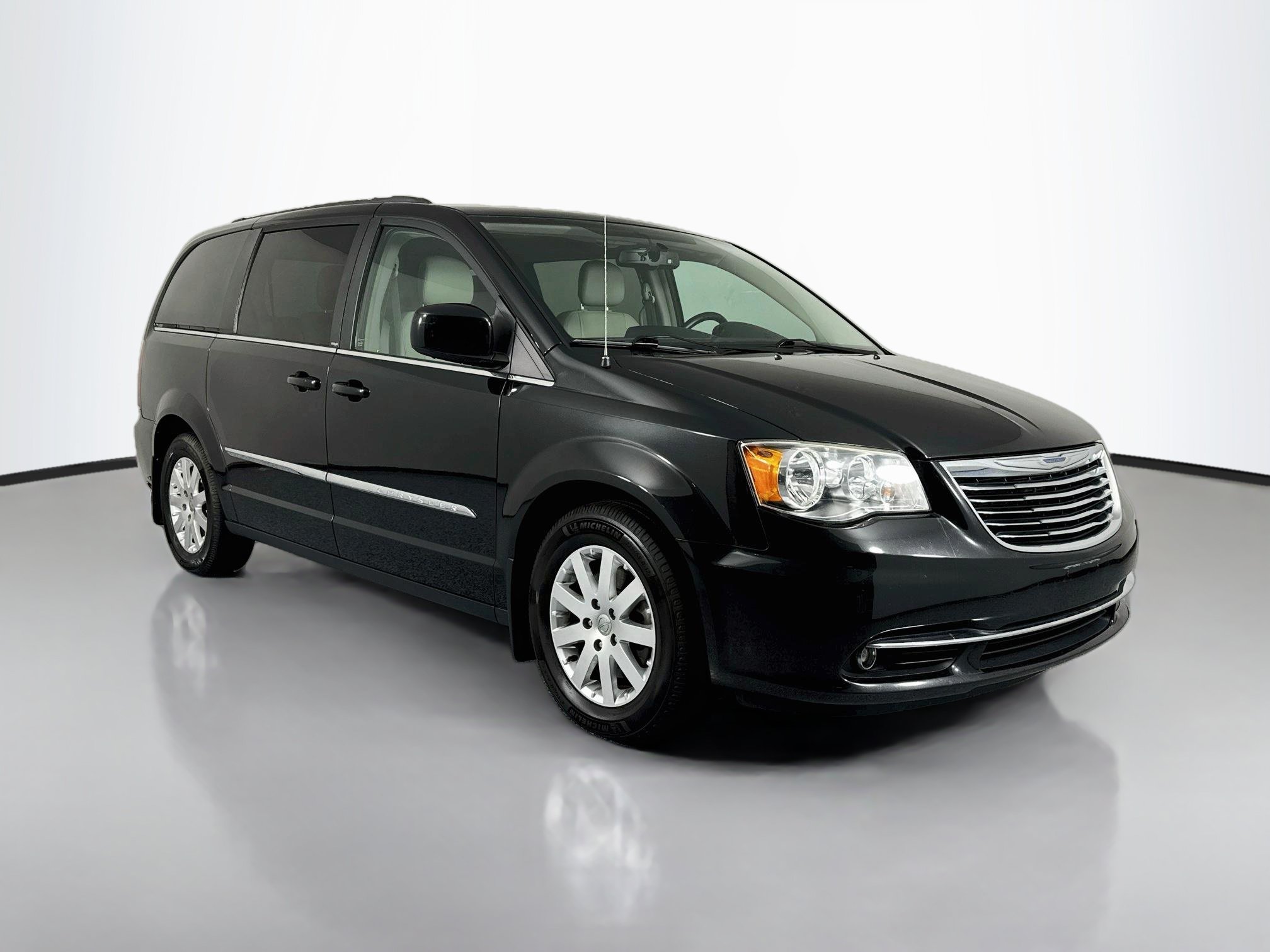 Used 2013 Chrysler Town & Country Touring FWD image 3
