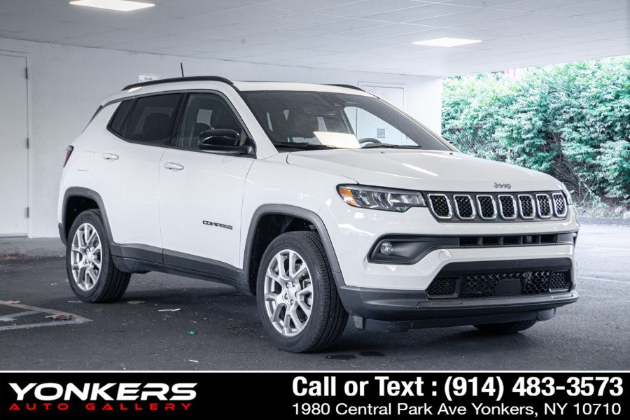 Used 2023 Jeep Compass Latitude w/ Sun and Sound Group AWD/4WD image 5