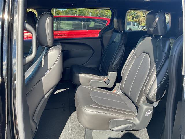 New 2026 Chrysler Pacifica Select image 9