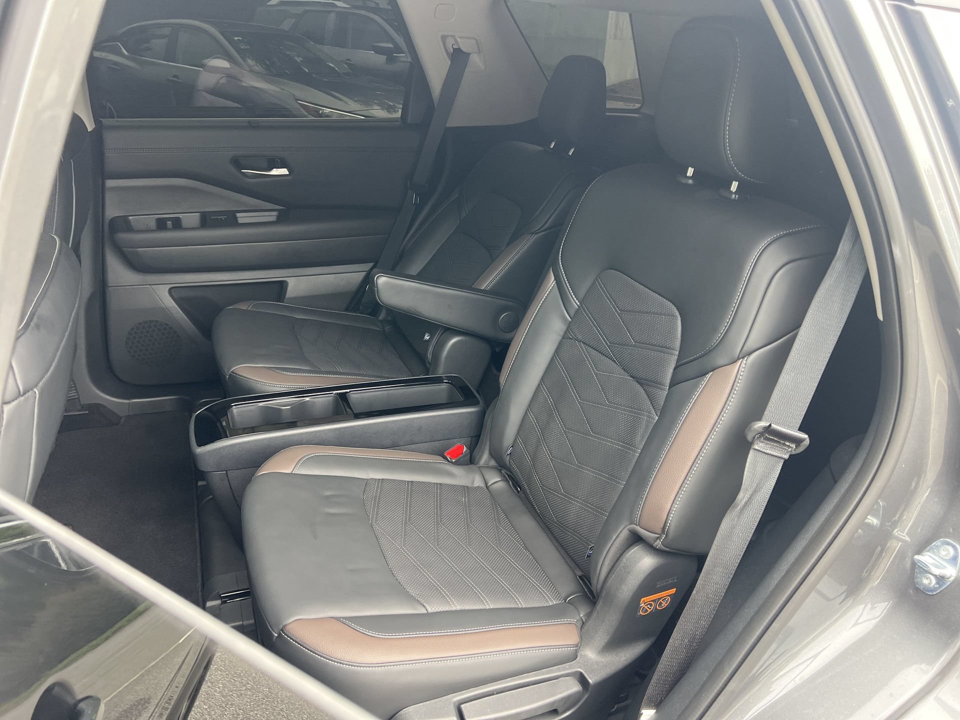 Used 2025 Nissan Pathfinder Platinum FWD image 17