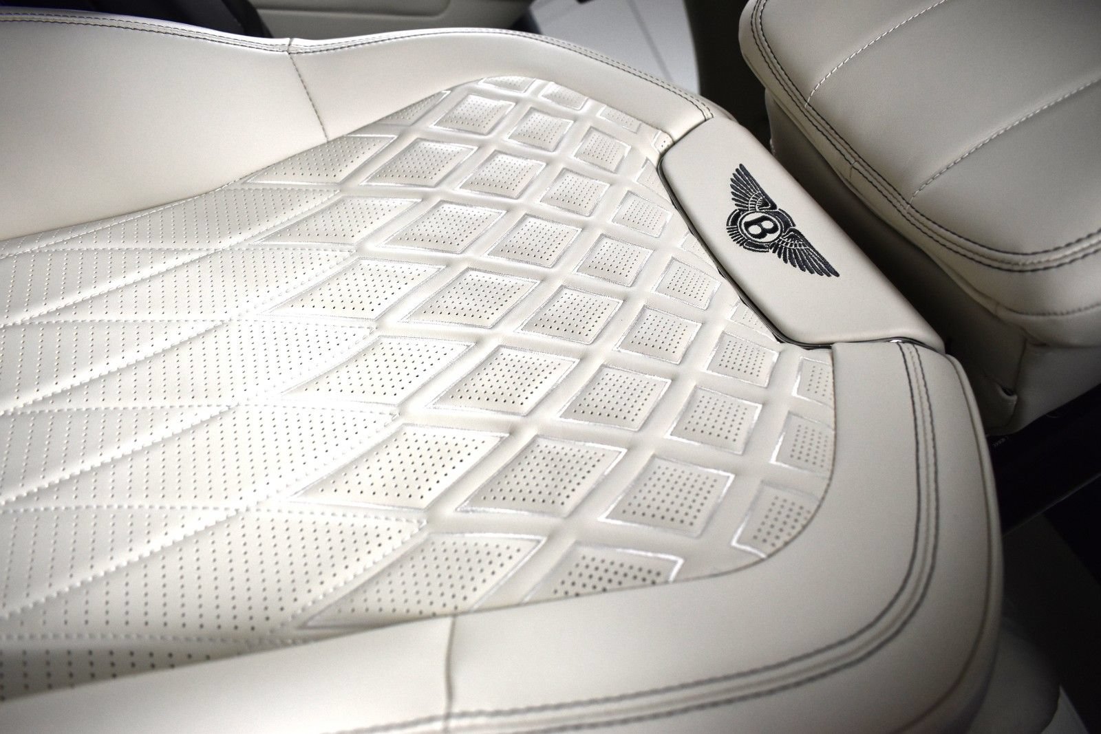 Certified 2023 Bentley Flying Spur Azure AWD/4WD image 33