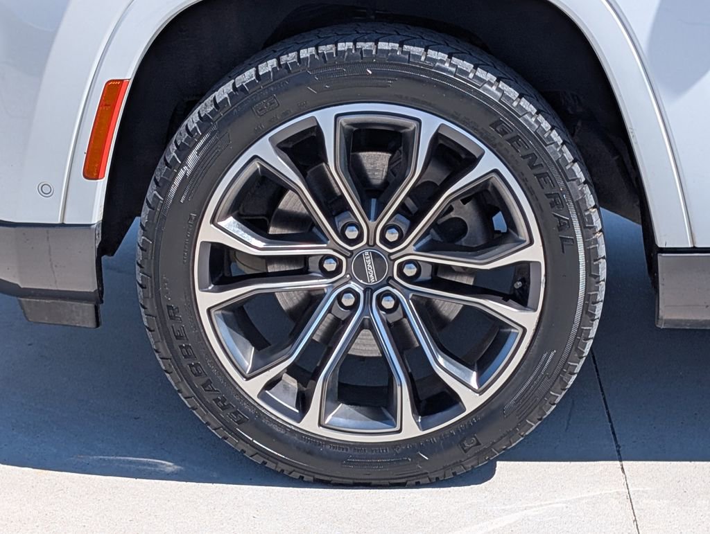 Used 2022 Jeep Grand Wagoneer Series III w/ Rear Seat Video Group 1 image 9