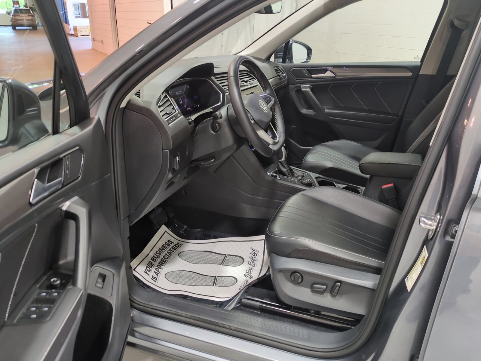 Used 2024 Volkswagen Tiguan SE w/ Panoramic Sunroof Package AWD/4WD image 16