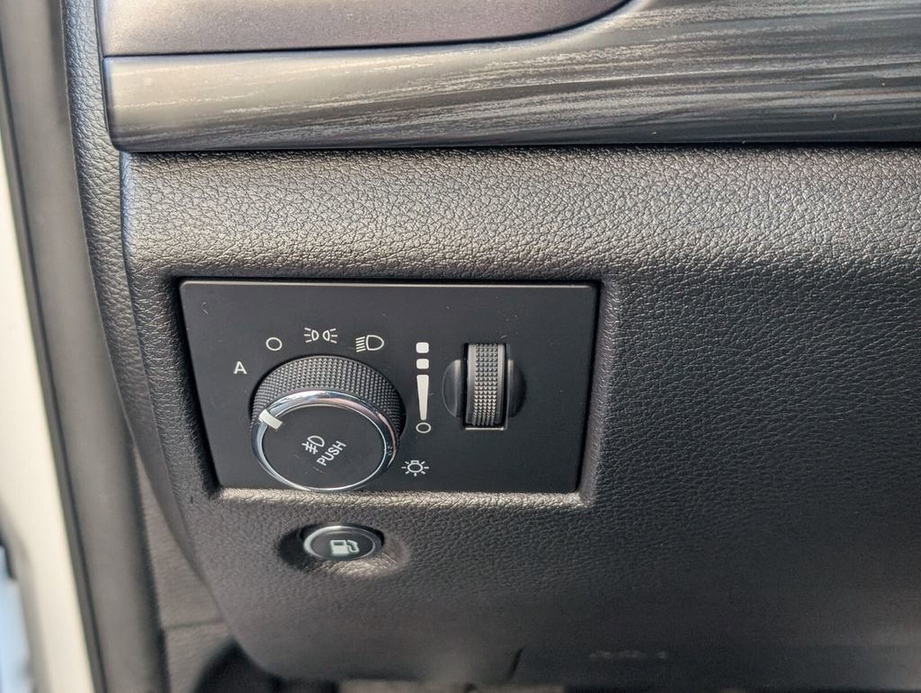 Used 2019 Jeep Grand Cherokee Laredo AWD/4WD image 30