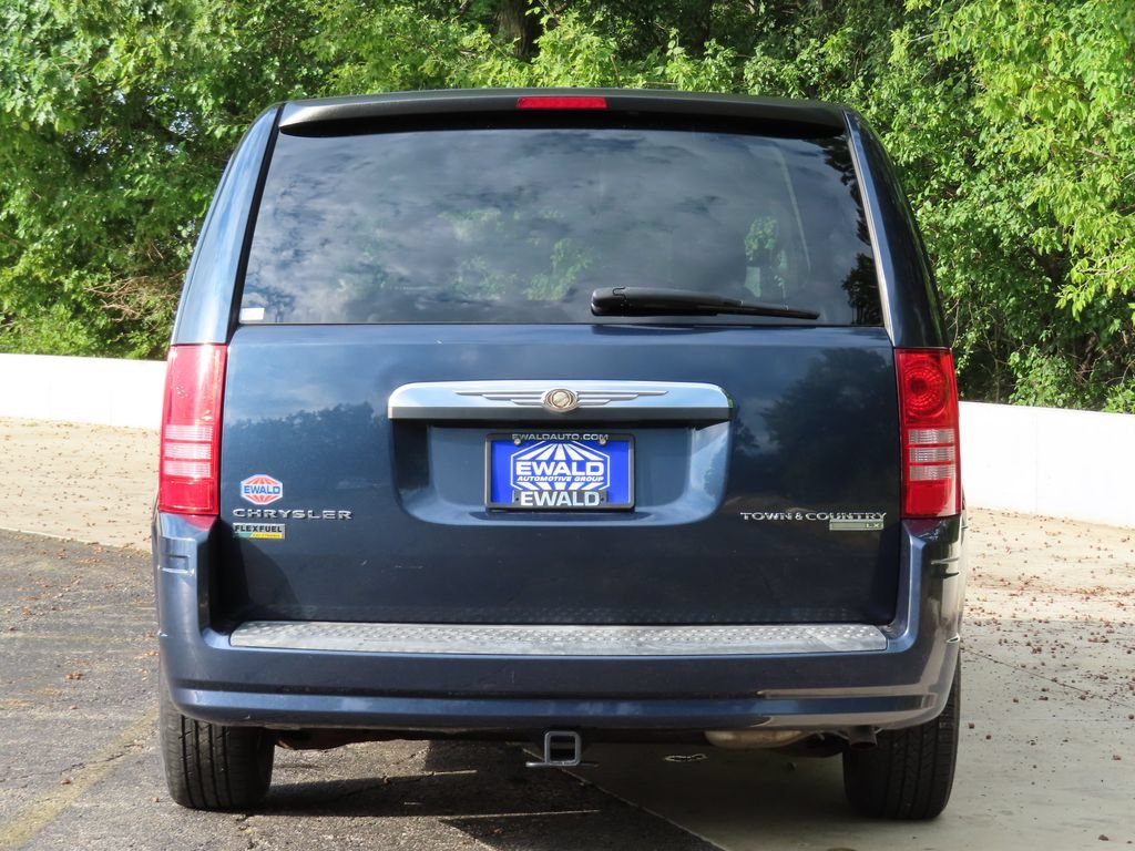 Used 2009 Chrysler Town & Country LX FWD image 12