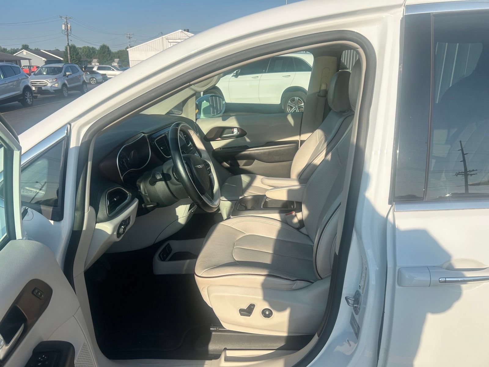 Used 2017 Chrysler Pacifica Limited w/ UConnect Theater Package FWD image 17