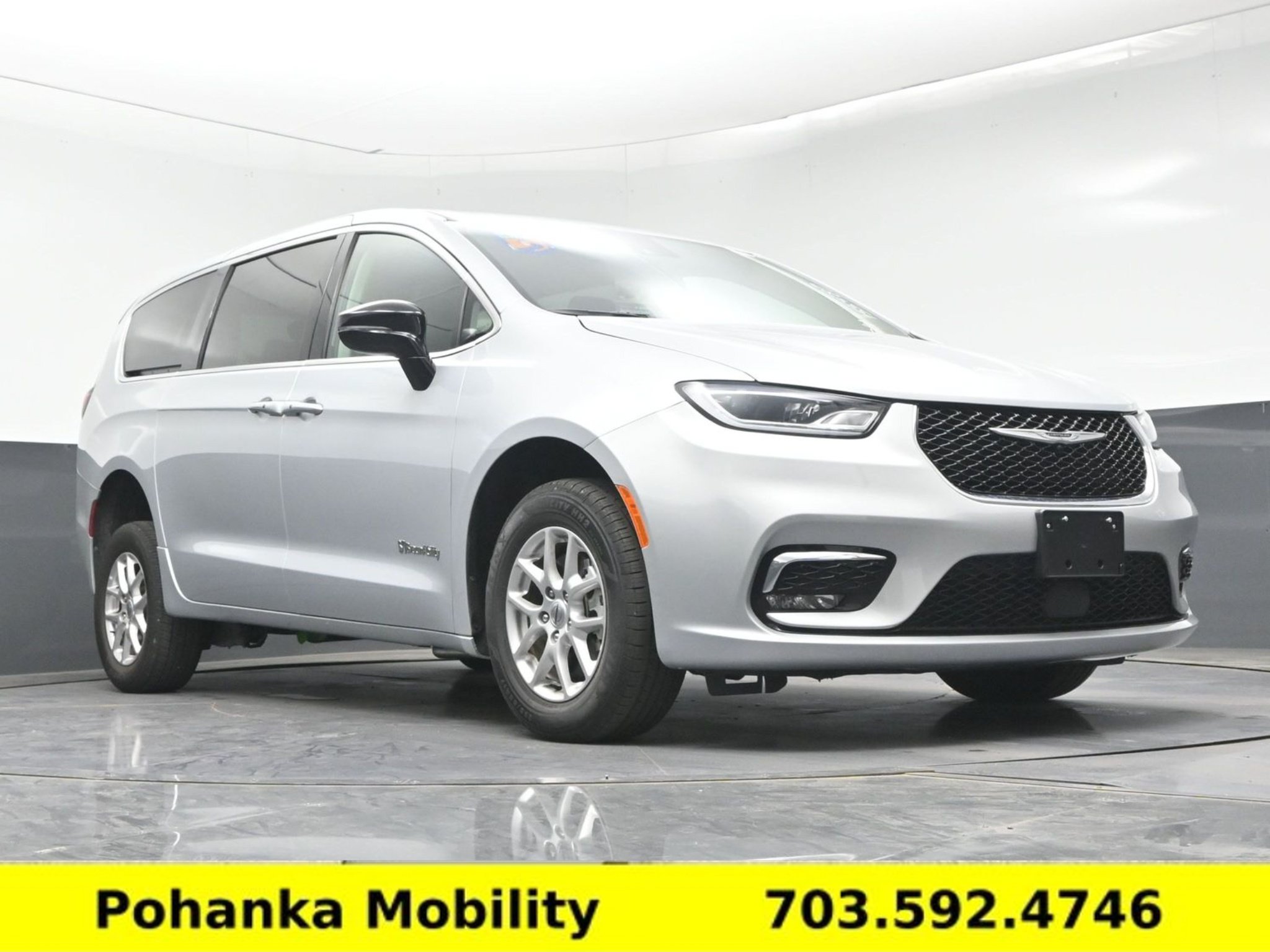 Used 2024 Chrysler Pacifica Touring-L FWD image 19