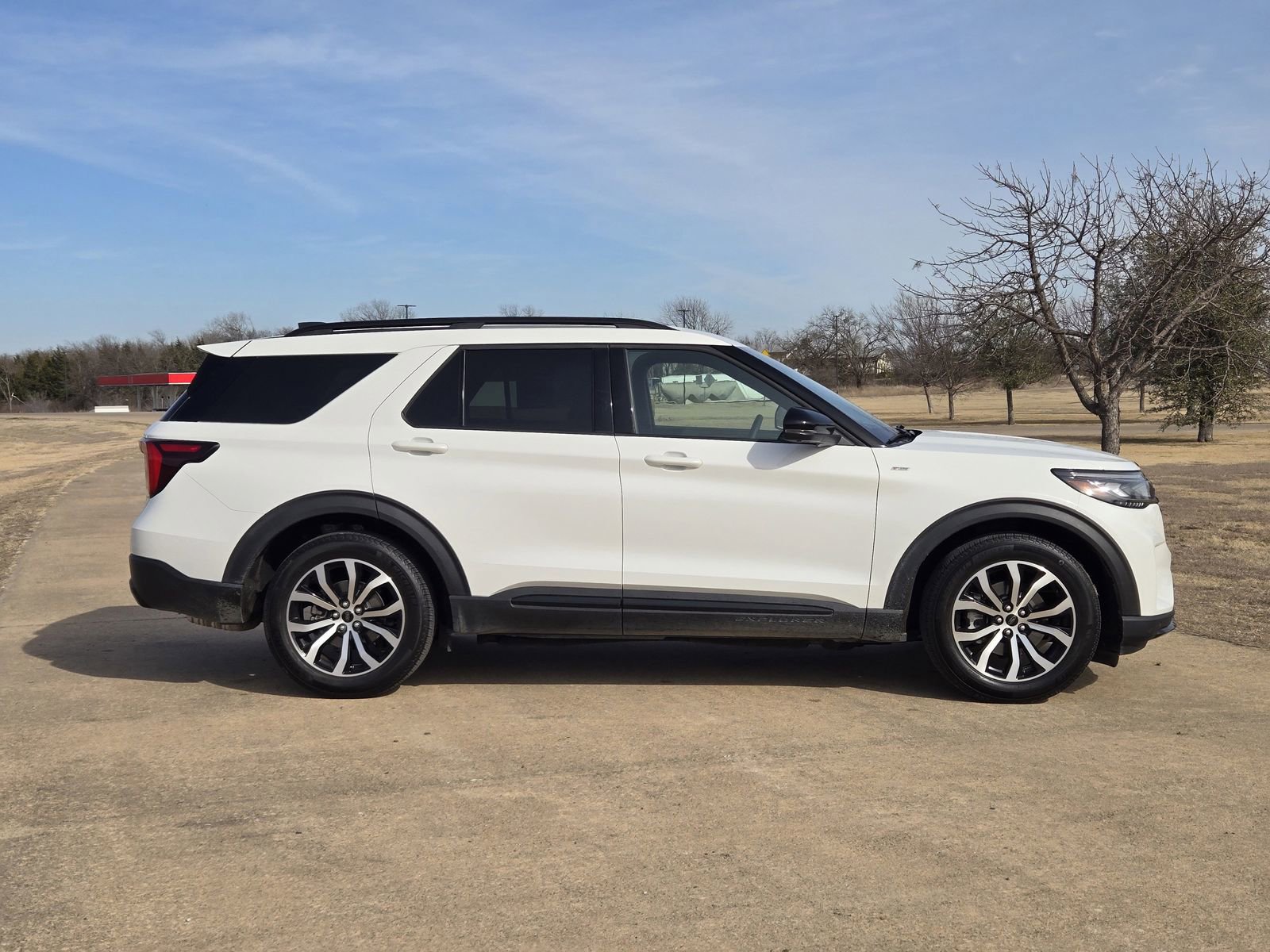Used 2025 Ford Explorer ST-Line w/ Premium Package image 7