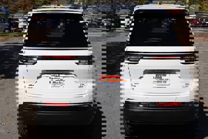 Used 2023 Jeep Grand Cherokee Altitude image 8