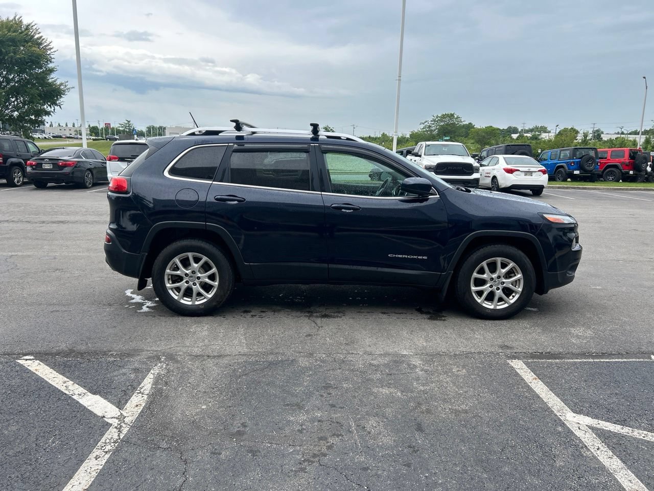 Used 2015 Jeep Cherokee Latitude w/ Comfort/Convenience Group AWD/4WD image 2