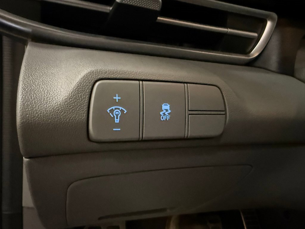 Certified 2025 Hyundai Elantra Sport image 38