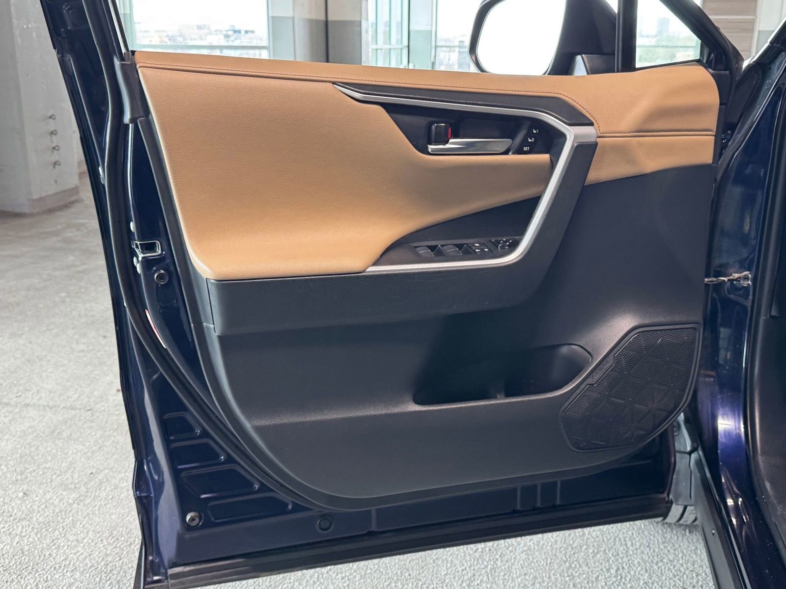 Used 2021 Toyota RAV4 Limited w/ Limited Grade Weather Package AWD/4WD image 18